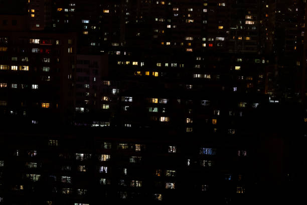 夜の窓 - ビル　しまっている ストックフォトと画像