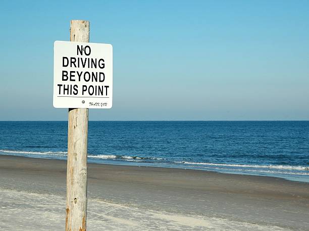 no driving - beach access sign amelia island florida - strandbordjes stockfoto's en -beelden
