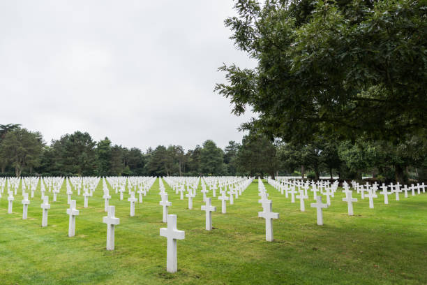 cementerio militar americano de normandía y memorial en omaha beach, colleville-sur-mer, normandía, francia - colleville fotografías e imágenes de stock