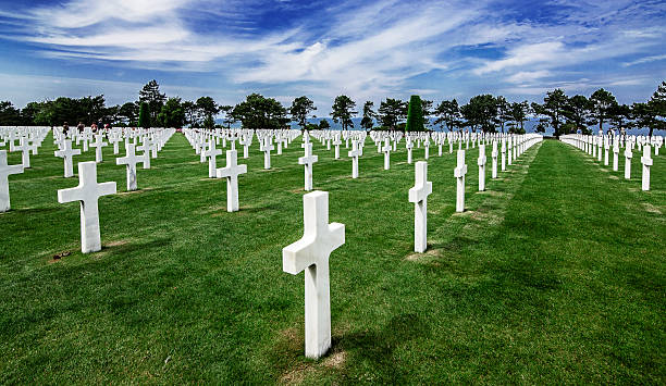 нормандия американский военное кладбище и памятник, colleville sur мер, francia - colleville стоковые фото и изображения