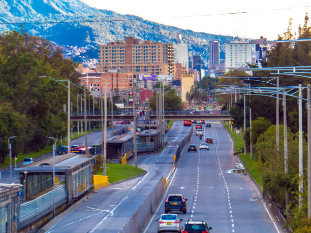 ボゴタの北の大通りと建物 - コロンビア - バス高速輸送システム 写真 ストックフォトと画像