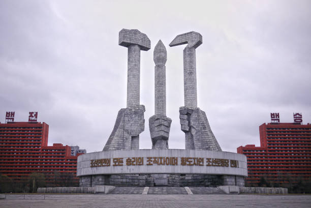북한 노동자의 파티 기념물 - north korea 뉴스 사진 이미지