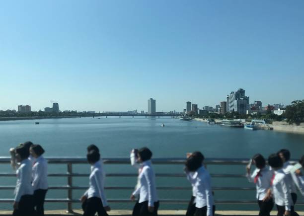 平壤天際線前的北韓學生 - north korea 個照片及圖片檔