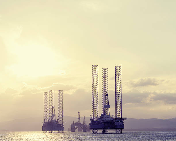Ziemeļjūras naftas platformas saulrietā, Cromarty Firth, Skotija
