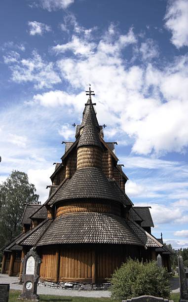 noruega-heddal igreja medieval de madeira - feddal imagens e fotografias de stock