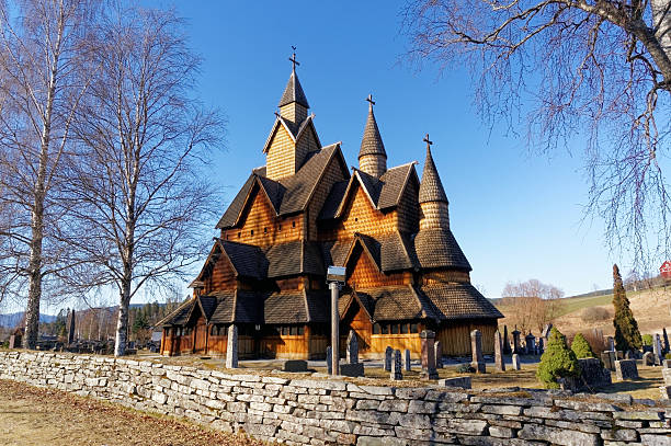 norueguês igreja medieval de madeira (stavkirke) - feddal imagens e fotografias de stock