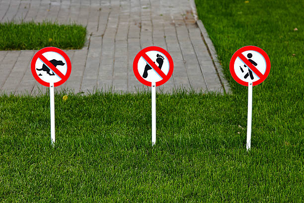 Resultado de imagen de prohibido pisar el cesped