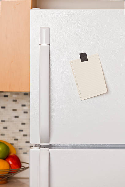 note on refrigerator door - fridge stockfoto's en -beelden