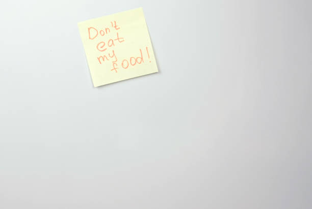 note sur les feuilles de papier autocollant jaune avec des mots ne mange pas ma nourriture sur le réfrigérateur. - note gourmande photos et images de collection