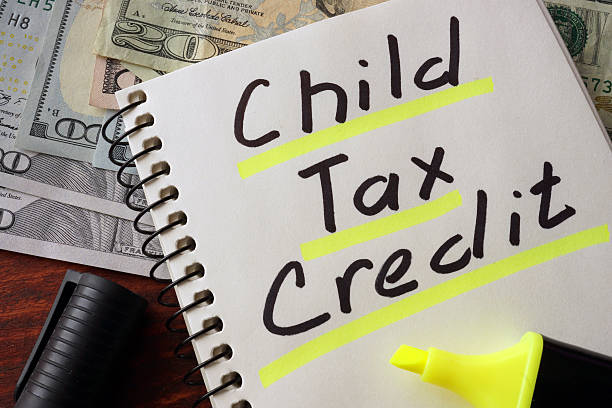 notebook with child tax credit  sign on a table. - belastingdienst stockfoto's en -beelden