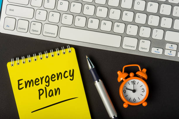notepad with emergency or disaster plan on a workplace - sinal de emergência informação imagens e fotografias de stock