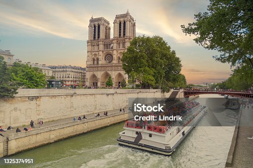 istock Notre Dame de Paris 1325374951