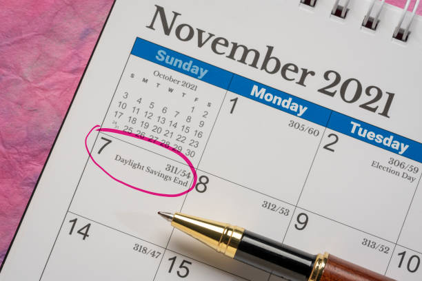 November 2021 - desktop calendar with the end of daylight saving time November 2021, spiral desktop calendar with the end of daylight saving time marked in red, business and time concept daylight savings time 2021 stock pictures, royalty-free photos & images