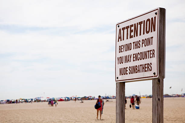 nude beach warning - strandbordjes stockfoto's en -beelden