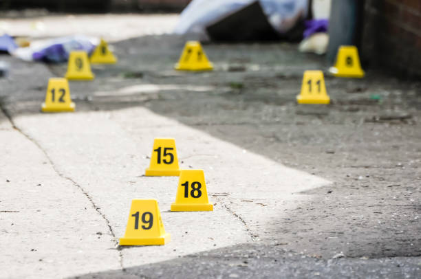 los conos numerados marcan evidencia después de que dos bombas de tubo explotaron. - crime scene fotografías e imágenes de stock