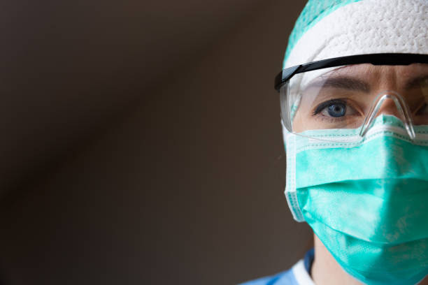 una enfermera con una máscara facial. concepto de protección y enfermería de trabajo duro. - nurse face fotografías e imágenes de stock