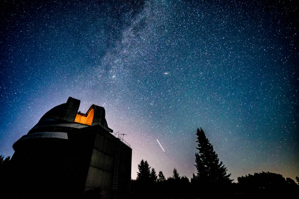 observatory under milky way galaxy - céu olhar estrelas imagens e fotografias de stock