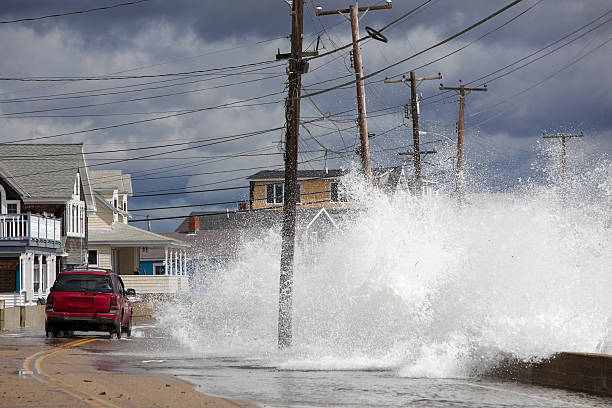 наводнение красный автомобиль на океан - tsunami стоковые фото и изображения