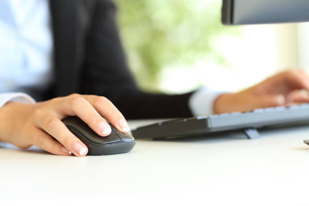 office worker hand using computer mouse - keyboard computer hands imagens e fotografias de stock