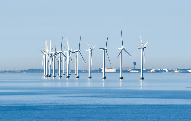 éoliennes en pleine mer sur la côte de copenhague au danemark avec l’aéroport en arrière-plan - transition énergétique photos et images de collection