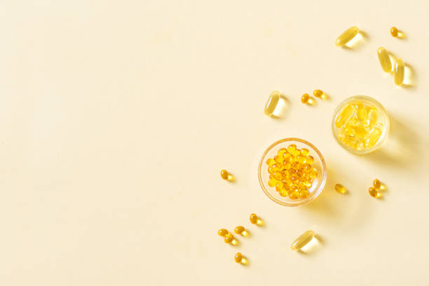 cápsulas llenas de aceite (softgel) - vitaminas  fotografías e imágenes de stock