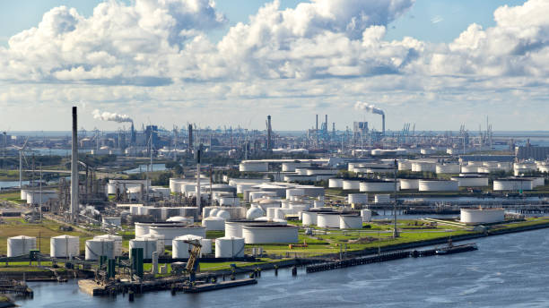 olieraffinaderij fabriek - rotterdam station stockfoto's en -beelden