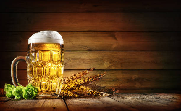 oktoberfest bier met tarwe en hop - duits bier stockfoto's en -beelden