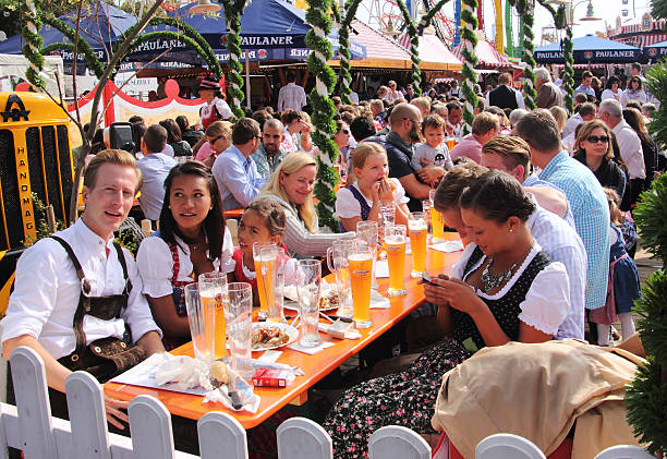 oktoberfest_in der biergarten - oktoberfest stock-fotos und bilder