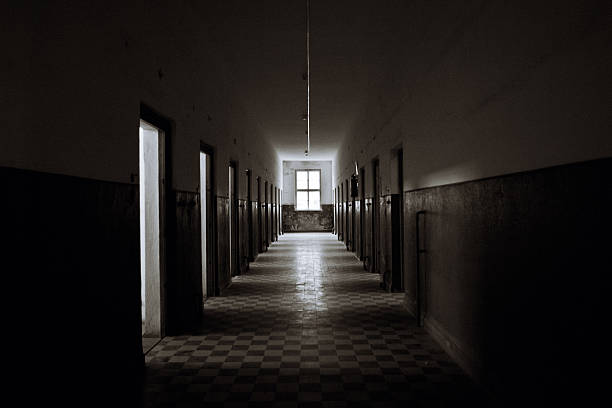 velho prision corredor abandonado - prision imagens e fotografias de stock