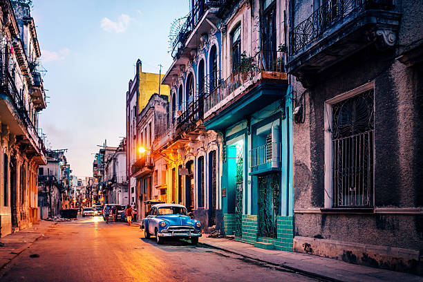 늙음 칠레식 자동차모드 거리 at dusk, 쿠바 아바나행 - cuba 뉴스 사진 이미지