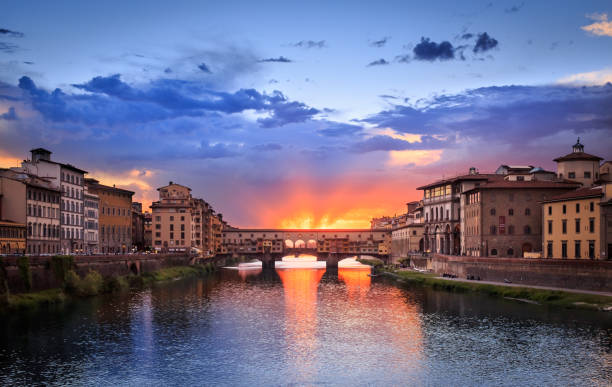 Old Bridge Sunset of Ponte Vecchio in Florence, Italy arno river stock pictures, royalty-free photos & images