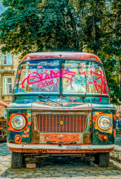 vieux minibus décoré lumineux sur la rue de la ville européenne de lviv - cannabis voiture jeune photos et images de collection
