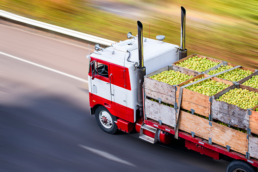 istock Viejo taxi sobre el camión de camiones semi transporte de peras en cajas de madera en la cama plana semirremolque 1138550166