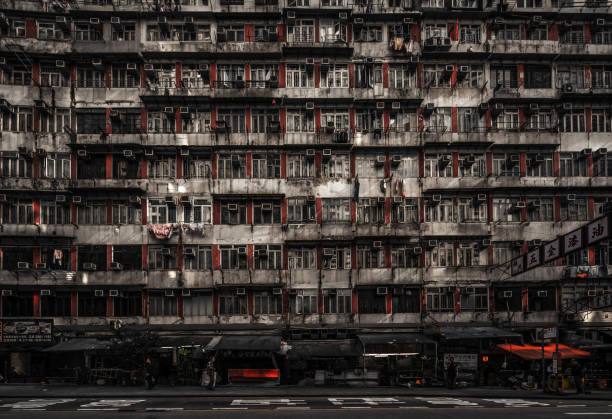 oude gemeenschap, dicht woongebouw en uitzicht kleurrijk appartementencomplex in hong kong cit - cit bouw stockfoto's en -beelden