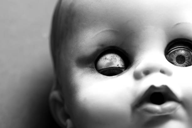 Old Doll Portrait Close up of a scary doll with one eye closed and one eye open broken doll 1 stock pictures, royalty-free photos & images