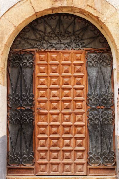 vecchia facciata e ingresso di maestosa casa ad alcaraz, provincia di albacete, spagna - alcaraz foto e immagini stock