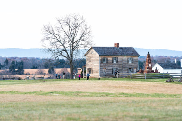 Old farmhouse farm wooden building in National Battlefield Park in Virginia where Bull Run battle was fought Manassas, USA - November 25, 2017: Old farmhouse farm wooden building in National Battlefield Park in Virginia where Bull Run battle was fought stonewall jackson stock pictures, royalty-free photos & images