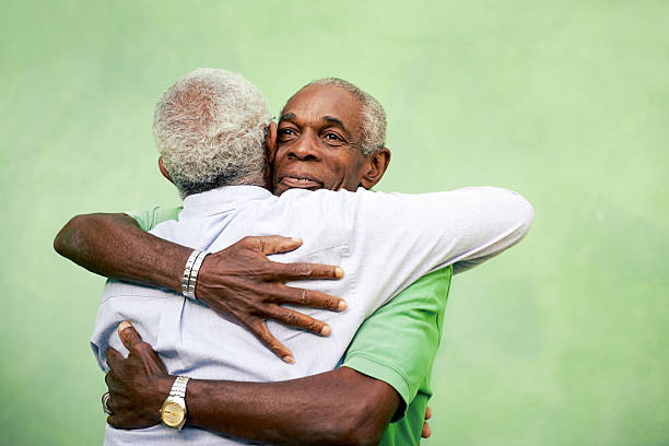 alte freunde, zwei alte afroamerikanische männer treffen und umarmen - b��ro stock-fotos und bilder