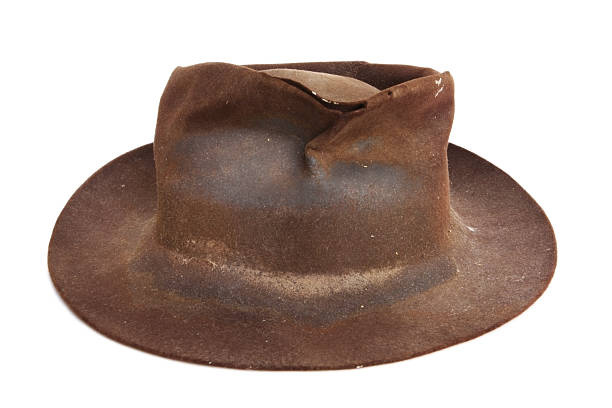 Грязная шляпа. Старая шляпа. Фетровая шляпа старинные. Порванная шляпа. Старая потрепанная шляпа.