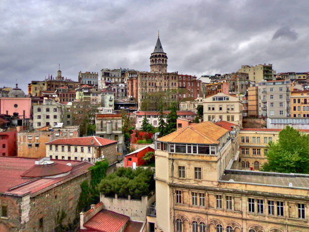 oude wijk van istanbul op de heuvel met de galata-toren aan de top-istanbul, turkije - karaköy istanbul stockfoto's en -beelden