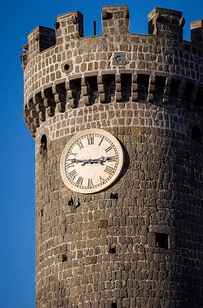 old medieval clock tower - bagnaia 個照片及圖片檔