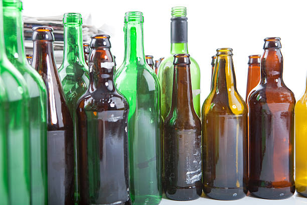 velhos jornais e garrafas em reciclagem - empty beer bottle imagens e fotografias de stock