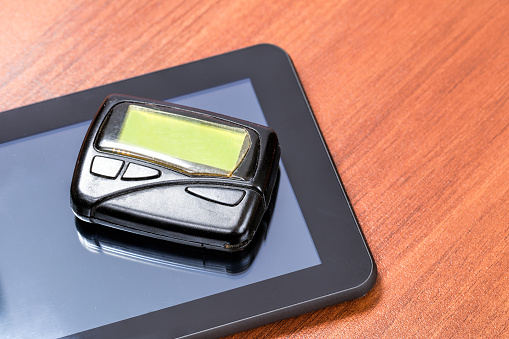 eski cagri cihazi ve yeni tablet bilgisayar stok fotograflar alis nin daha fazla resimleri istock