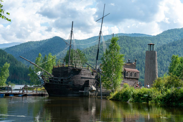 山の川に古い海賊船 - タイトルバック ストックフォトと画像