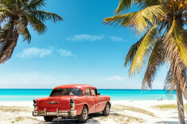 stary czerwony amerykański samochód na plaży varadero na kubie - cuba zdjęcia i obrazy z banku zdjęć