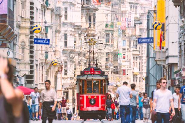 gammal röd spårvagn i taksim, beyolu, istanbul, turkiet. - beyoglu bildbanksfoton och bilder