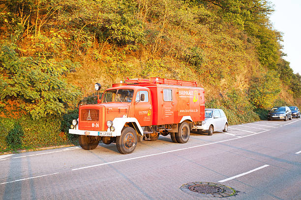 velho vermelho unimog caminhão - unimog - fotografias e filmes do acervo