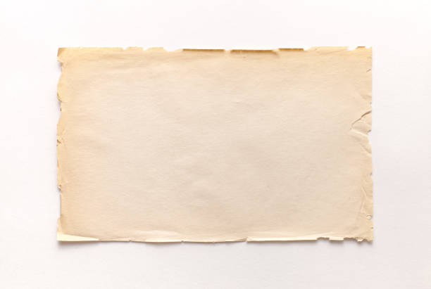 oud ruw gerecycleerd document met haveloze randen op een witte achtergrond met een schaduw. - oud stockfoto's en -beelden