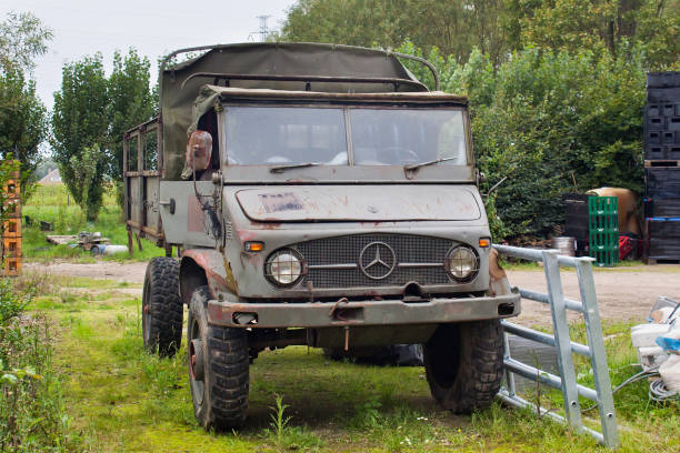 caminhão oxidado velho do exército o unimog 404. o camião é um veículo da série unimog da mercedes-benz, produzido na fábrica em gaggenau de 1955 a 1980. - unimog - fotografias e filmes do acervo