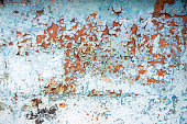 istock Old rusty metal wall with blue peeling paint 513296152